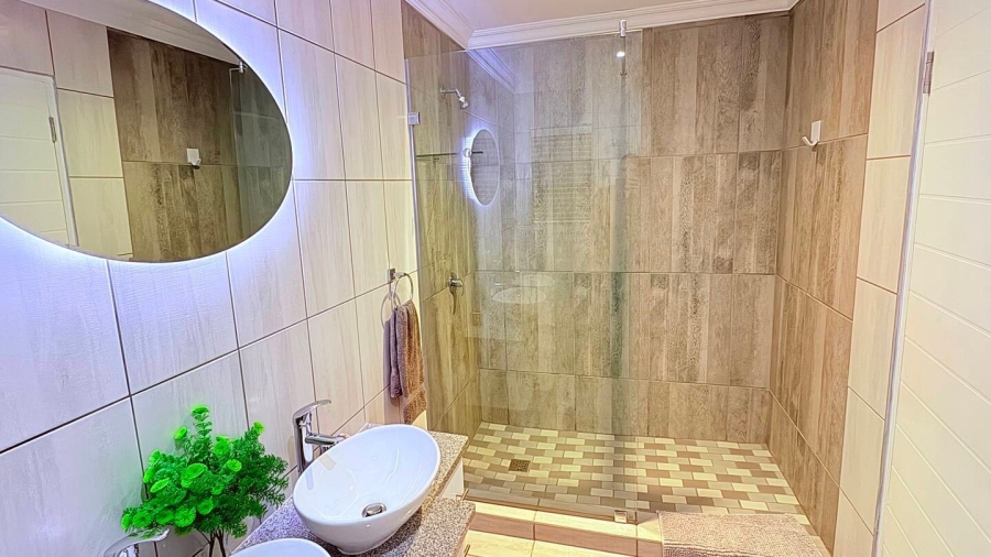 5 Bedroom Property for Sale in Reebok Western Cape